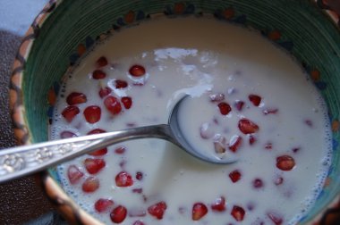 Nar ile bir kase yoğurt