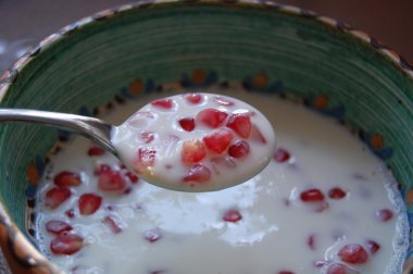 Nar ile bir kase yoğurt
