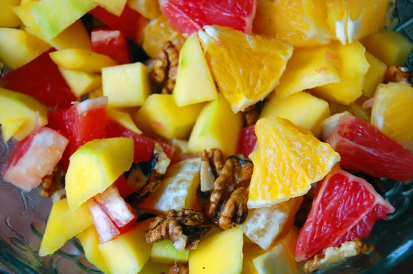 Dieet, gezond fruit salade in kom — Stockfoto