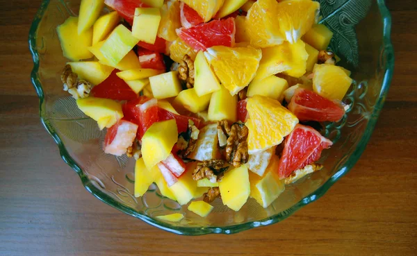 Dieet, gezond fruit salade in kom — Stockfoto