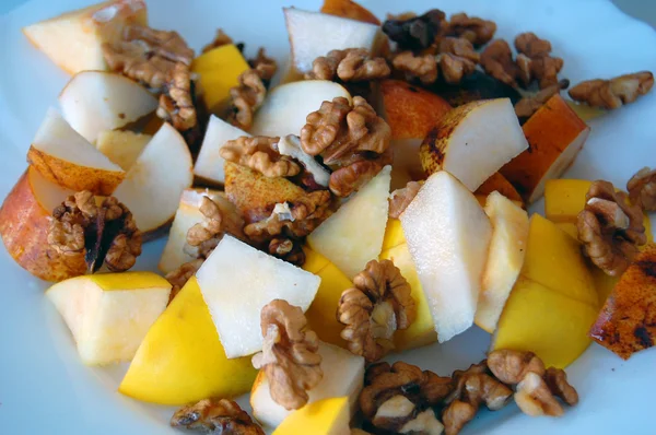 Dieet, gezonde fruitsalade in kom — Stockfoto