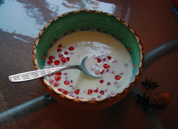 石榴与酸奶在一个碗里 — 图库照片