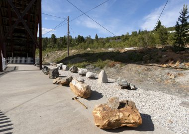 Çeşitli kayalar ve hammer adlı terk edilmiş bakır madeninin, Foldall, Norw