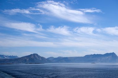 Lofoten, Norveç'e gelen feribot görüntülendi Bodo yakınındaki dağ sahil