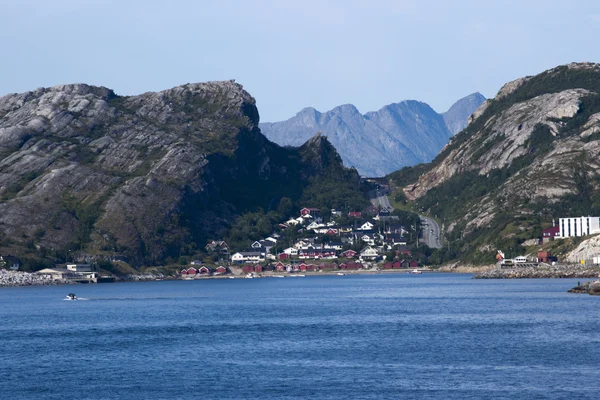 Небольшая деревня между горами недалеко от Бодо, Норвегия — стоковое фото