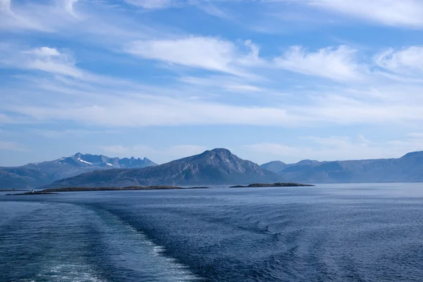 Ködös hegyvidéki part közelében Bodó látogatóink komp Lofoten, Norvégia — Stock Fotó