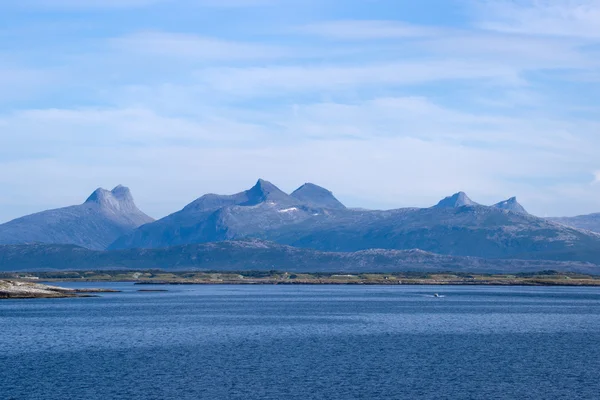 Costa montanhosa nebulosa perto de Bodo vista de ferry para Lofoten, Noruega — Fotografia de Stock