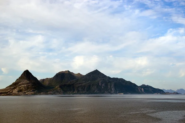 Lofoten, Norveç'e gelen feribot görüntülendi Bodo yakınındaki dağ sahil — Stok fotoğraf