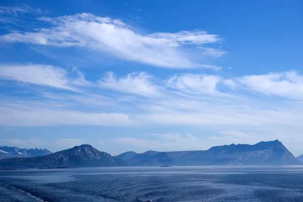 Dimmiga bergen kusten nära Bodo sedd från färjan till Lofoten, Norge — Stockfoto
