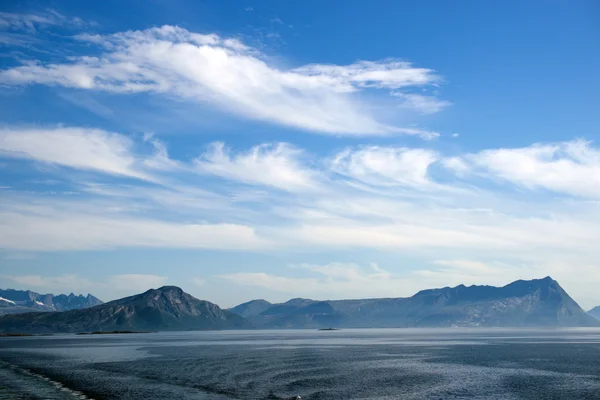 Mistige berg kust in de buurt van Bodo vanuit veerboot naar Lofoten, Noorwegen — Stockfoto