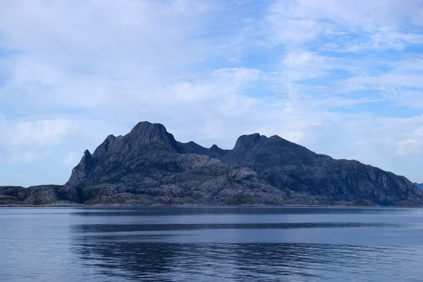 Mistige berg kust in de buurt van Bodo vanuit veerboot naar Lofoten, Noorwegen — Stockfoto