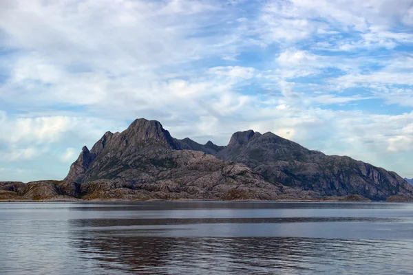 Mistige berg kust in de buurt van Bodo vanuit veerboot naar Lofoten, Noorwegen — Stockfoto