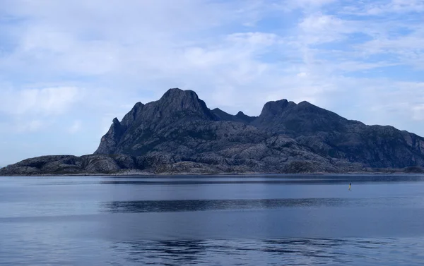 Mistige berg kust in de buurt van Bodo vanuit veerboot naar Lofoten, Noorwegen — Stockfoto