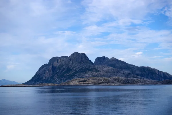 Силует прибуття островів в тумані, Норвегія — стокове фото