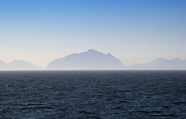 Silhueta das ilhas Lofoten no nevoeiro, Noruega — Fotografia de Stock