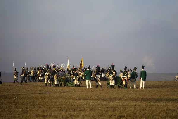 Los fanáticos de la historia en trajes militares recrean la Batalla de los Tres Emperadores —  Fotos de Stock