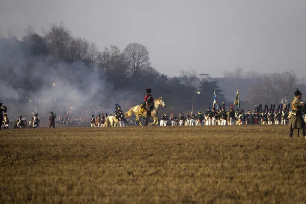 Miłośników historii w kostiumy wojskowe reenacts bitwy trzech cesarzy — Zdjęcie stockowe