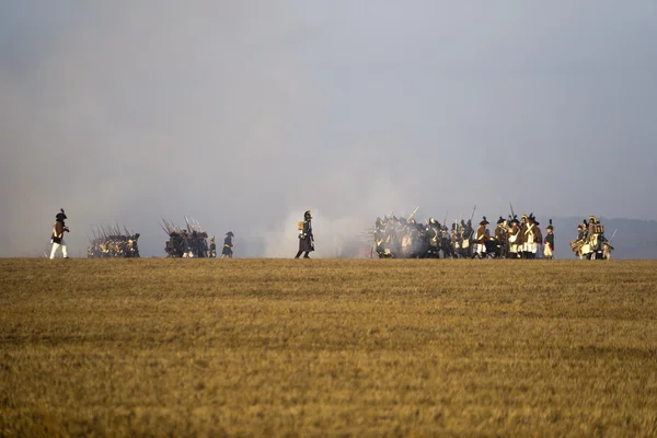 Történelem rajongók katonai jelmezek reenacts a három császár csata — Stock Fotó