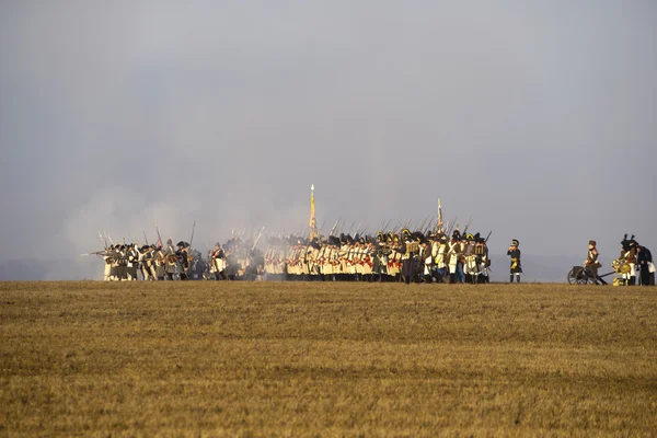 Los fanáticos de la historia en trajes militares recrean la Batalla de los Tres Emperadores — Foto de Stock