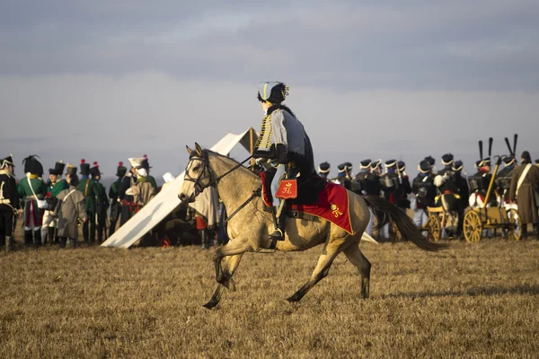 Miłośników historii w kostiumy wojskowe reenacts bitwy trzech cesarzy — Zdjęcie stockowe