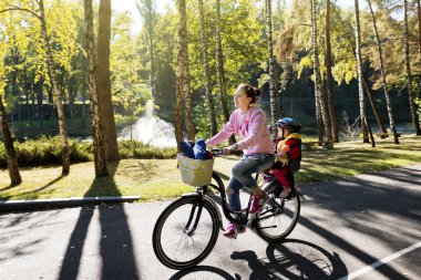 Bir çocukla Bisiklet