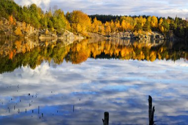 Sonbaharda güzel göl