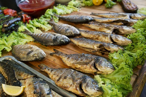 Peixe grelhado no mercado — Fotografia de Stock