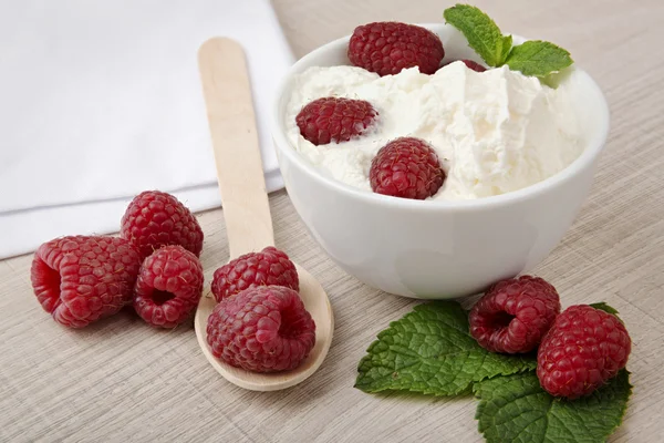 Himbeeren Sahnedessert — Stockfoto