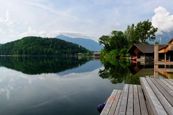 Lindo lago alpino — Fotografia de Stock