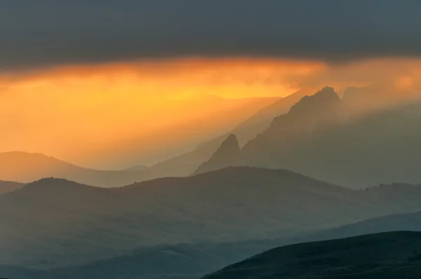 Atemberaubender Sonnenuntergang in den Bergen — Stockfoto