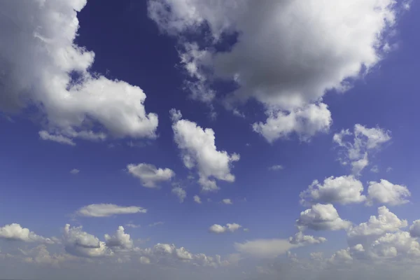 Cielo estivo con nuvole — Foto Stock