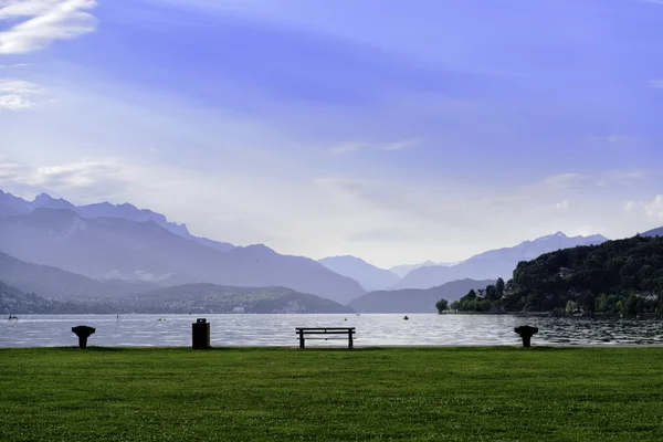 Landschaft mit Bank in der Nähe des Sees — Stockfoto