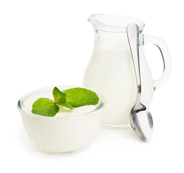 Weiße Joghurts Einer Schüssel Und Glas Löffel Und Minzblätter Isoliert — Stockfoto