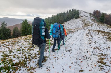 Yürüyüşçüler kış gezisinde. Kış dağlarında seyahat etmek aşırı ve tehlikelidir..