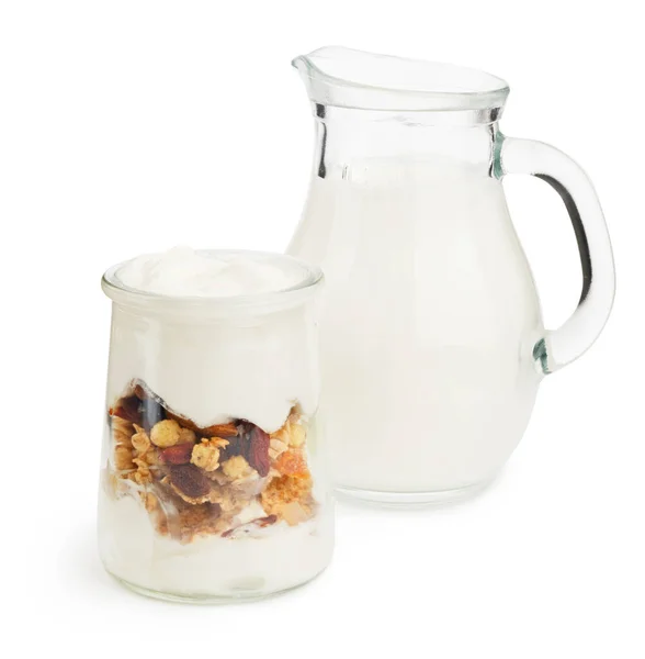 Gezonde Gelaagde Yoghurt Met Granola Fruit Met Melkpot Witte Achtergrond — Stockfoto