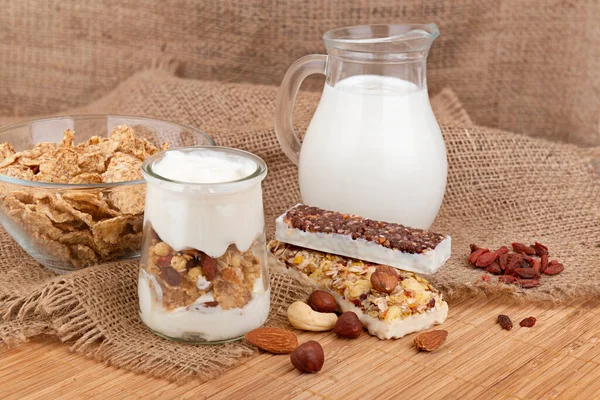 Gesundes Frühstück Mit Joghurt Milch Müsliriegeln Aber Auch Getrockneten Beeren — Stockfoto