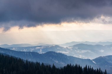 Kış dağlarında kara bulutlar