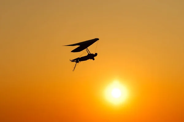 Parlak Günbatımı Güneşine Karşı Planörlü Kanat Silueti Bir Kuş Gibi — Stok fotoğraf
