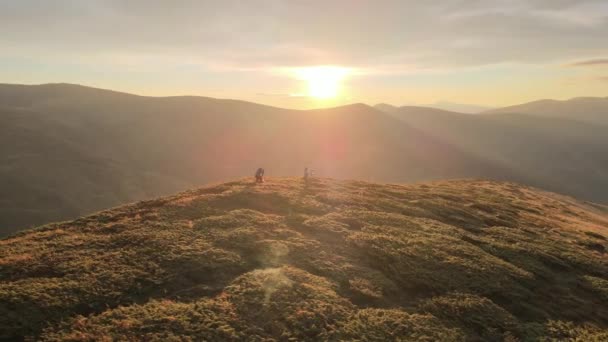 Des Photographes Nature Rencontrent Lever Soleil Sur Sommet Montagne — Video