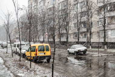 Şehir sokaklarında şiddetli kar yağışı var. Kötü hava tahmini. Yağmur ve kar için tahmin.