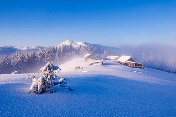 Zimowy Poranek Wysoko Górach Głęboki Śnieg Górskimi Domkami Szczytami Śniegu — Zdjęcie stockowe