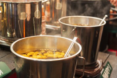 Sıcak punç alkollü içecekler kış tatili sokak kutlamalarında