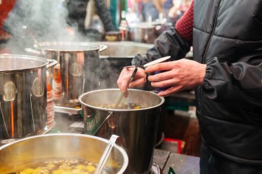 Kyiv, Ukrayna, 12 Aralık 2019, Noel kutlamalarında sıcak punç satışı