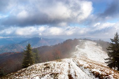 İlk kış karıyla kaplı dağ sıraları