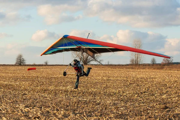 Askılı Uçuş Öğrencisi Kanatlarıyla Hızlı Koşar Uçmayı Öğren — Stok fotoğraf