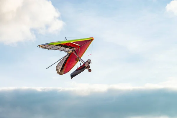 Colorful Beginner Hang Glider Wing Silhouette Blue Sky Background Learning — Stock Photo, Image