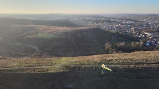 Colorful Hang Glider Wing Soars Grassy Hills — Stock Video