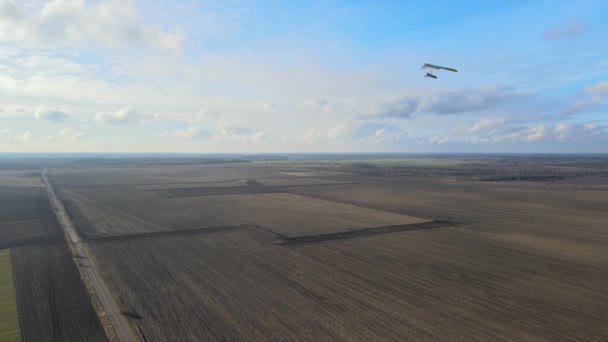 Ala Ala Delta Colgante Por Encima Los Campos Cultivados — Vídeo de stock