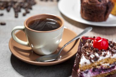 Sabah kahvesi ve tatlılar, seçici odaklanma.