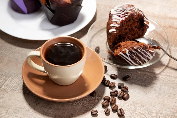 Café Quente Feijão Torrado Fresco Cupcakes Uma Mesa — Fotografia de Stock